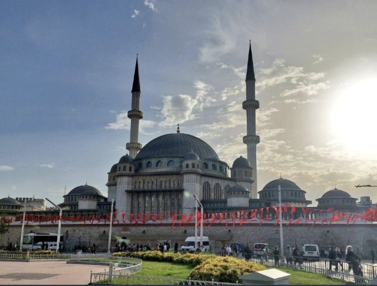 Gezi terör’ünün yıl dönümünde #TaksimCamii ni açan Adam’a Recep Tayyip Erdoğan denir.