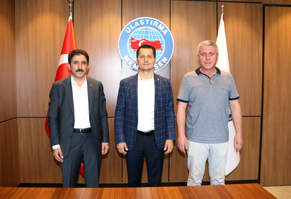 Sivas Şube Başkanımız Ömer Vatankulu, Yönetim Kurulu Üyesi Mesut Simhak ile birlikte Genel Merkezimizi ziyaret ederek, Genel Başkanımız Sayın Kenan Çalışkan’a Sivas'taki çalışanların sorunlarını ve taleplerini ilettiler.