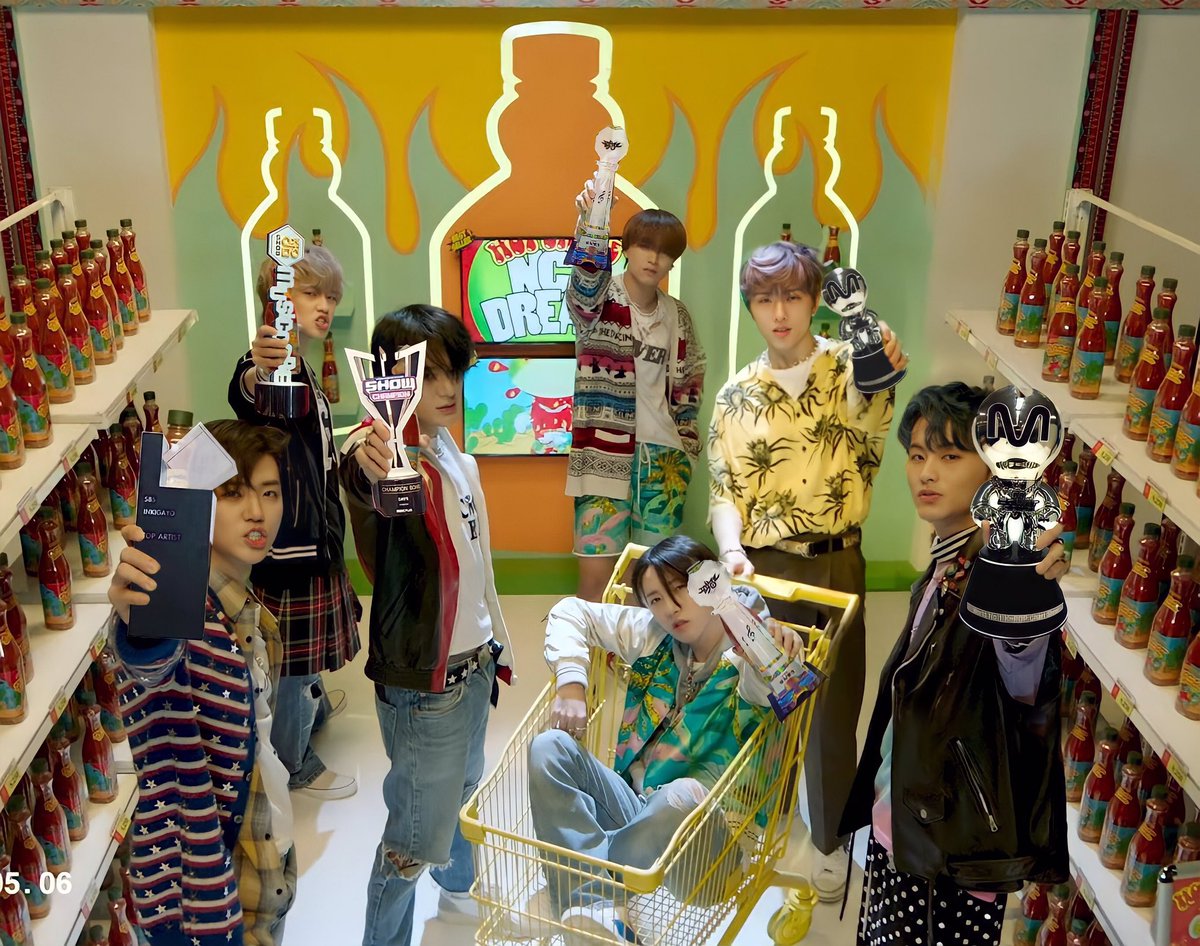 jjewnno's tweet photo. Bangga ga? Bangga ga? Bangga lah masa engga. Rasanya kaya baru nganter anak lomba mewarnai yang semua anaknya menang. Ini ceritanya pada mamerin pialanya ke maknya. Bangga mamak nak sama kalian 
#7WinFor7Dream
#HotSauce7thWin https://t.co/ELDAe1l5X2
