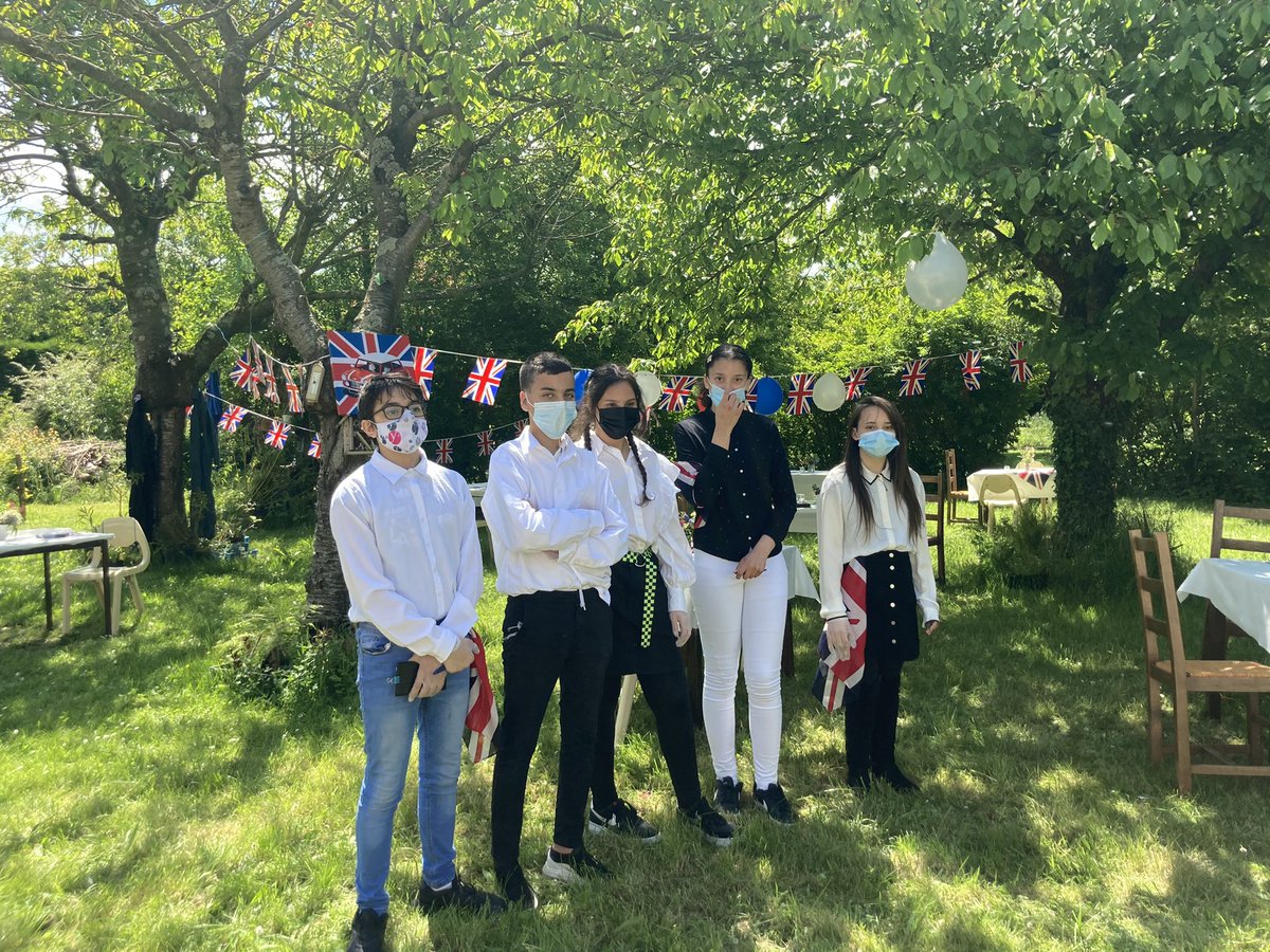 A_LGueury's tweet photo. Pour se réconforter de toutes les annonces en cascade, teatime organisé par les élèves de #sepga @clgLesgrandsch1 in english please ! #parcoursavenir sous le soleil https://t.co/ieal5IY5zn