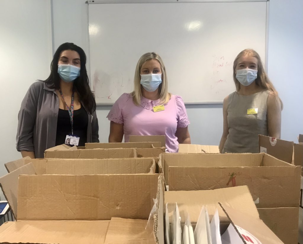 PatientExperie3's tweet photo. The Patient Experience Team will be in Room 31 @STRIVEacademic until 3pm for James Cook staff to collect their #Hellomynameis badges #PatientExperience 💙 @jen_Little1 https://t.co/1049jTYmXu