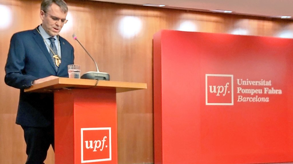 canaluniscat's tweet photo. El nou #rectorUPF @oriolamat comença el seu discurs transmetent a la #consellera @GemmaGeis que té la @UPFBarcelona al seu costat per fer avançar el sistema de recerca i d'universitats https://t.co/YIiLkRHr7Y