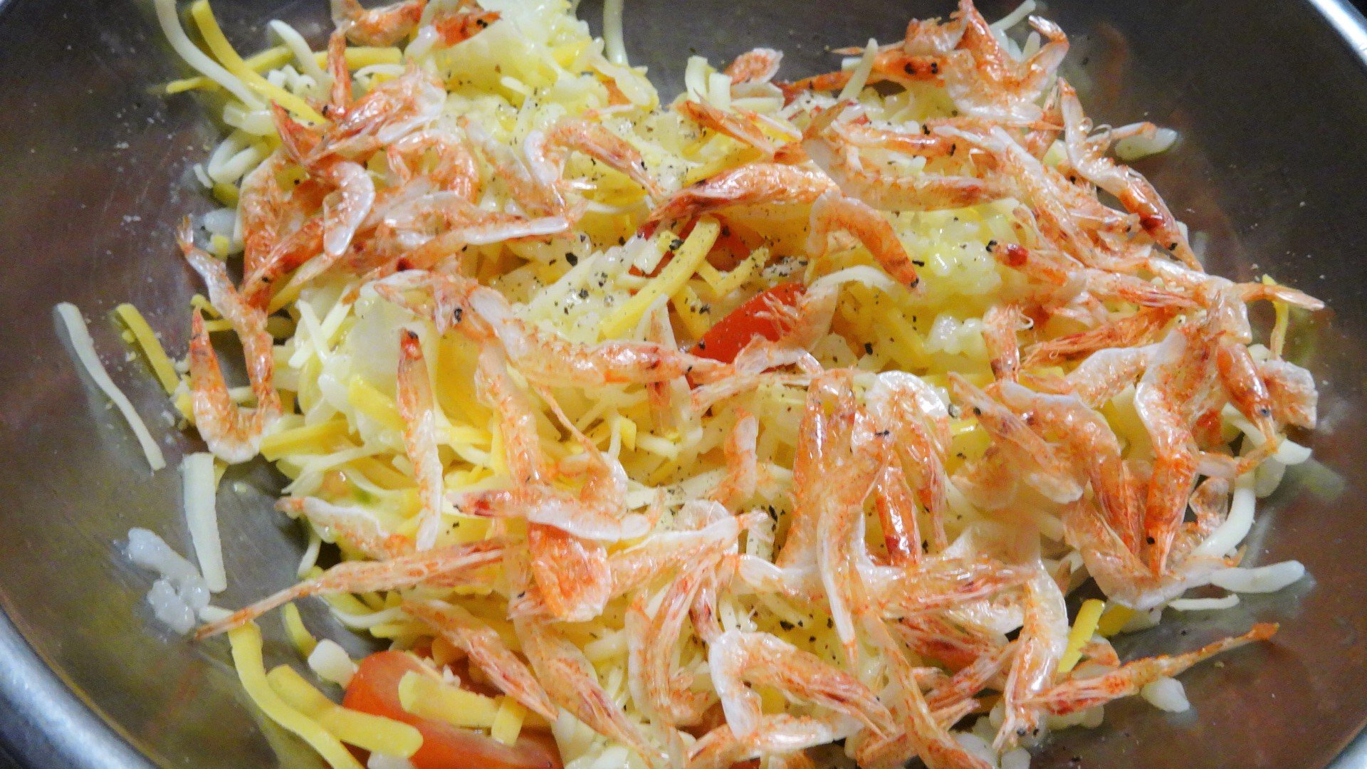 𝓛𝓲𝓵𝓢𝒉𝒐𝒖𝒓𝒏 冷ご飯を ごはんピザ でメイン１品に お好みでケチャップを掛けて ベースは冷ご飯 卵 トマト チーズ 黒コショウ 具は塩味があるものがお勧め しらすorベーコンor海老 釜揚げ 干し ５枚分 ごはんピザ 冷ご飯