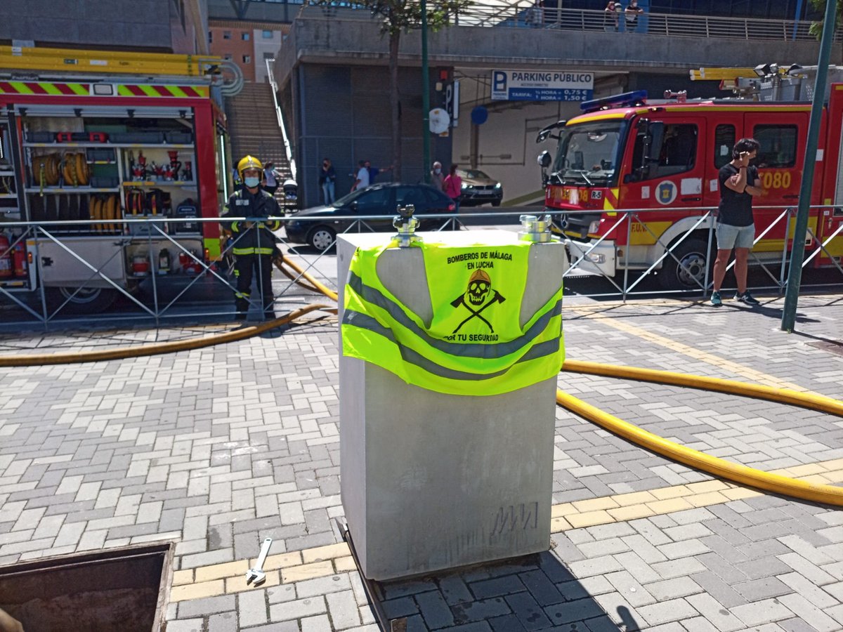 encierrobombmlg's tweet photo. @MalagaJunta @Navarro_PP @marifrangr @pacodelatorrep @FomentoAND @aopandalucia @E112Andalucia ¿Es necesario dejar inoperativas varias dotaciones necesarias para siniestros reales? 𝑁𝑜𝑡𝑎: 𝑙𝑎 𝑎𝑚𝑏𝑢𝑙𝑎𝑛𝑐𝑖𝑎 𝑛𝑜𝑟𝑚𝑎𝑙𝑚𝑒𝑛𝑡𝑒 𝑒𝑠𝑡𝑎́ 𝑓𝑢𝑒𝑟𝑎 𝑑𝑒 𝑠𝑒𝑟𝑣𝑖𝑐𝑖𝑜 𝑝𝑜𝑟 𝑓𝑎𝑙𝑡𝑎 𝑑𝑒 𝑝𝑒𝑟𝑠𝑜𝑛𝑎𝑙, 𝑝𝑒𝑟𝑜 𝑝𝑎𝑟𝑎 𝑙𝑎 𝑓𝑜𝑡𝑜 𝑞𝑢𝑒𝑑𝑎 𝑏𝑖𝑒𝑛 https://t.co/H8lfYb8lR5