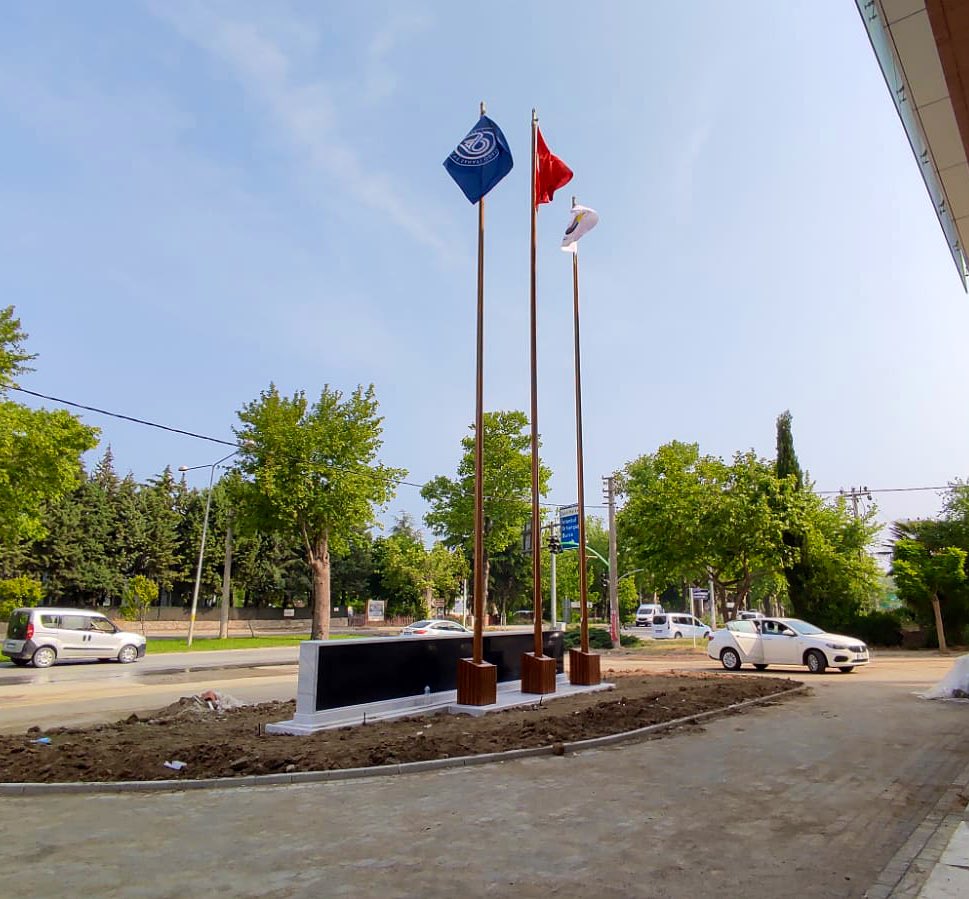 ahsapkarkas's tweet photo. Yalova Ticaret ve Sanayi Odası’na 15 m. uzunluğundaki ahşap bayrak direklerinin imalatını ve montajını tamamladık. Şirket merkezimizin bulunduğu şehre hizmet vermenin gururunu yaşıyoruz. #yalova #yalovaticaretvesanayiodasi #asmazahsapkarkasyapilar #asmazahsap https://t.co/doinAmJYKO
