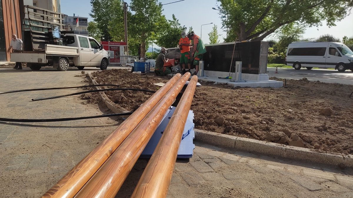 ahsapkarkas's tweet photo. Yalova Ticaret ve Sanayi Odası’na 15 m. uzunluğundaki ahşap bayrak direklerinin imalatını ve montajını tamamladık. Şirket merkezimizin bulunduğu şehre hizmet vermenin gururunu yaşıyoruz. #yalova #yalovaticaretvesanayiodasi #asmazahsapkarkasyapilar #asmazahsap https://t.co/doinAmJYKO