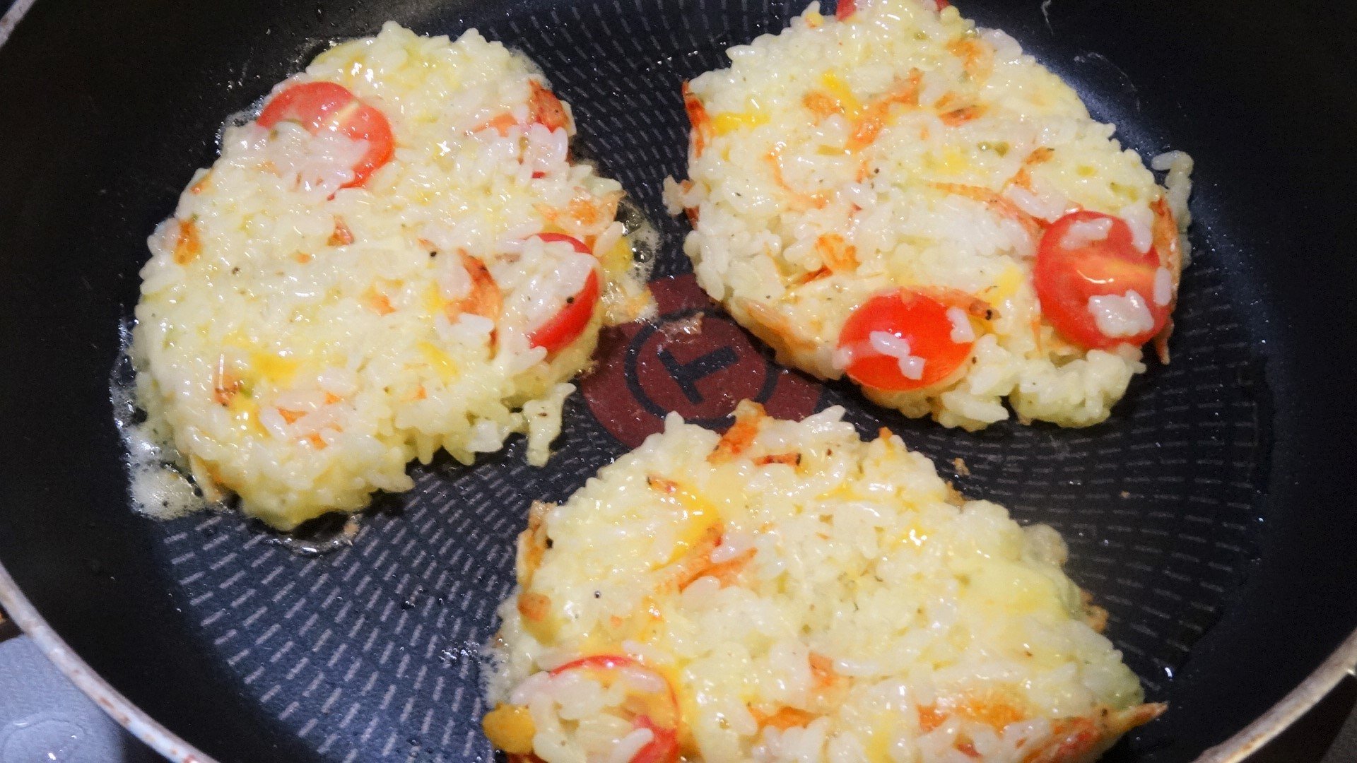 𝓛𝓲𝓵𝓢𝒉𝒐𝒖𝒓𝒏 冷ご飯を ごはんピザ でメイン１品に お好みでケチャップを掛けて ベースは冷ご飯 卵 トマト チーズ 黒コショウ 具は塩味があるものがお勧め しらすorベーコンor海老 釜揚げ 干し ５枚分 ごはんピザ 冷ご飯