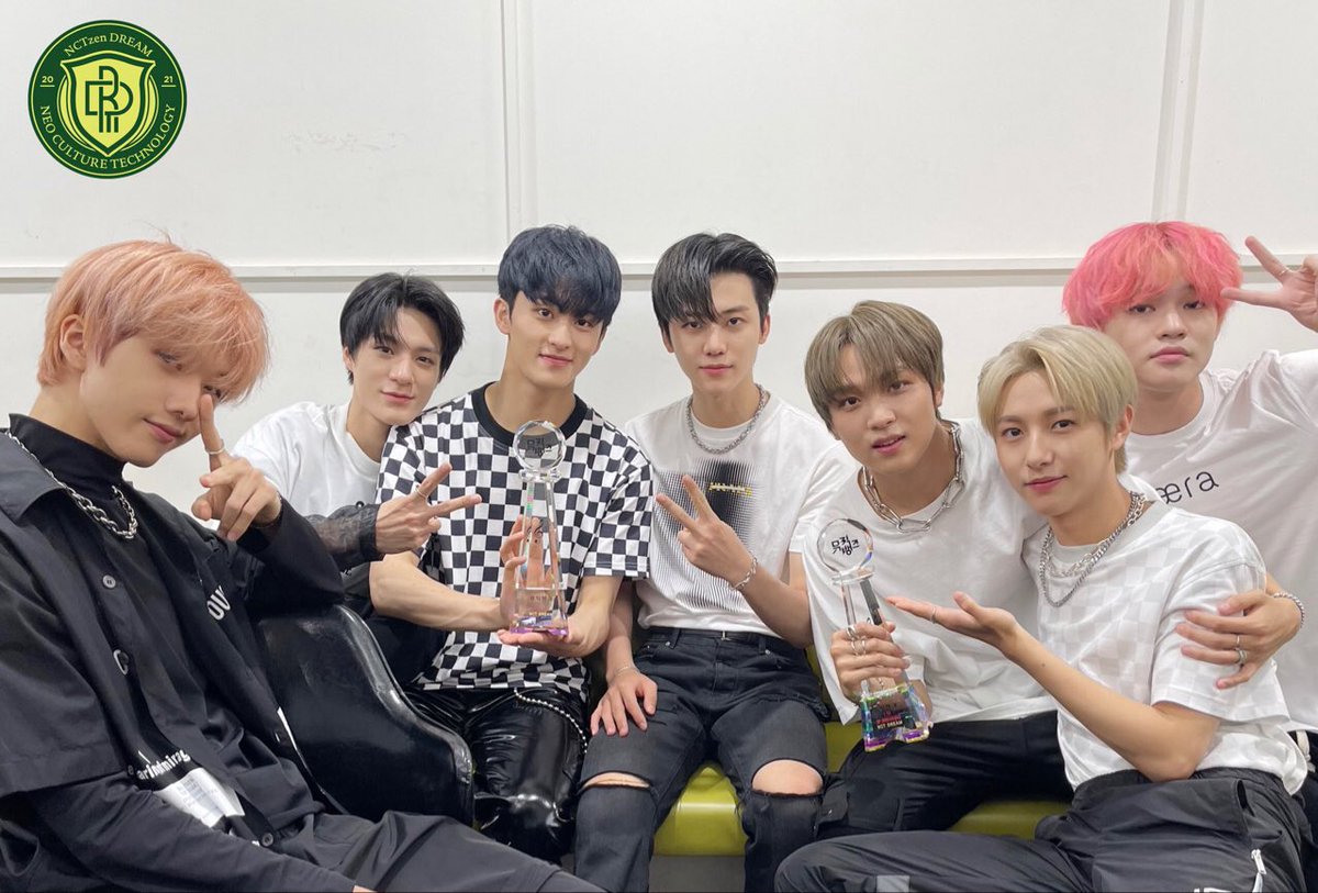 cloudylittlesun's tweet photo. My babies grow up so well and did so great! Congratulations to all dreamies and czennies too!! #HotSauce7stWin #7WinFor7Dream 💗💗💗💗💗💗💗

(All of you will always be my babies 🥺) https://t.co/iRIx6EqlUX