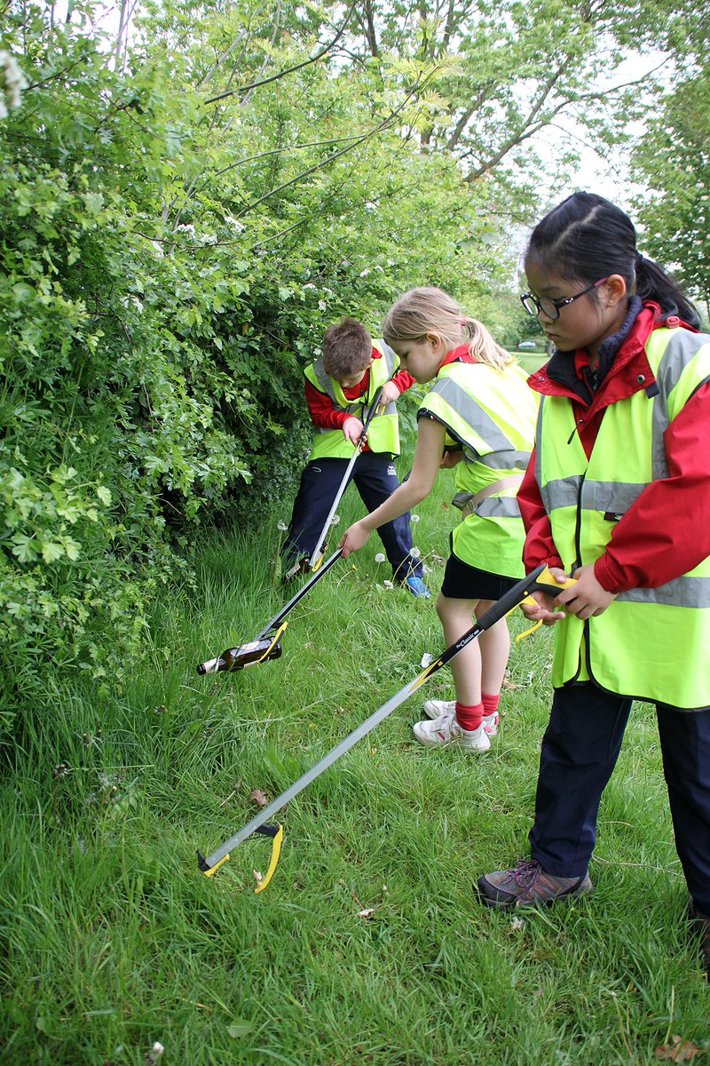 SJCS_Cambridge's tweet photo. Green spaces have become ever more important to us all, especially since lockdown & 1D have become #LitterHeroes as they donned hi-vis vests to pick up litter on Lammas Land, just down the road from SJCS.
@KeepBritainTidy #LoveWhereYouLive #MillionMileMission #pledgetoclean https://t.co/zKK6gXB3Aq