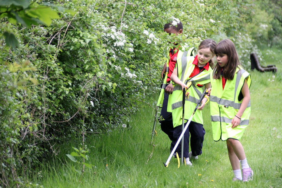 SJCS_Cambridge's tweet photo. Green spaces have become ever more important to us all, especially since lockdown & 1D have become #LitterHeroes as they donned hi-vis vests to pick up litter on Lammas Land, just down the road from SJCS.
@KeepBritainTidy #LoveWhereYouLive #MillionMileMission #pledgetoclean https://t.co/zKK6gXB3Aq