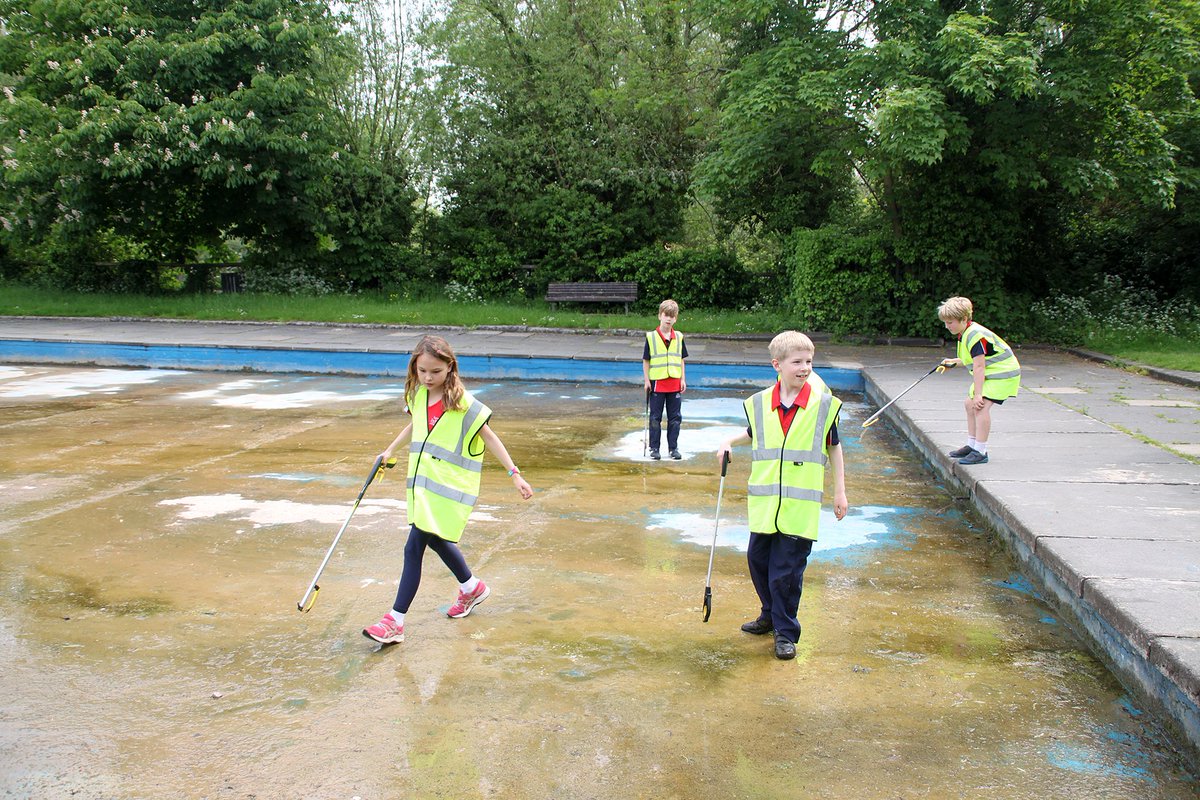 SJCS_Cambridge's tweet photo. Green spaces have become ever more important to us all, especially since lockdown & 1D have become #LitterHeroes as they donned hi-vis vests to pick up litter on Lammas Land, just down the road from SJCS.
@KeepBritainTidy #LoveWhereYouLive #MillionMileMission #pledgetoclean https://t.co/zKK6gXB3Aq
