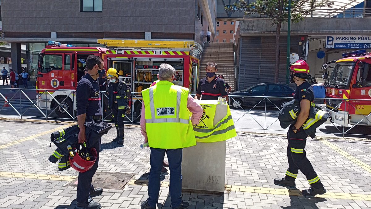 encierrobombmlg's tweet photo. @MalagaJunta @Navarro_PP @marifrangr @pacodelatorrep @FomentoAND @aopandalucia @E112Andalucia ¿Es necesario dejar inoperativas varias dotaciones necesarias para siniestros reales? 𝑁𝑜𝑡𝑎: 𝑙𝑎 𝑎𝑚𝑏𝑢𝑙𝑎𝑛𝑐𝑖𝑎 𝑛𝑜𝑟𝑚𝑎𝑙𝑚𝑒𝑛𝑡𝑒 𝑒𝑠𝑡𝑎́ 𝑓𝑢𝑒𝑟𝑎 𝑑𝑒 𝑠𝑒𝑟𝑣𝑖𝑐𝑖𝑜 𝑝𝑜𝑟 𝑓𝑎𝑙𝑡𝑎 𝑑𝑒 𝑝𝑒𝑟𝑠𝑜𝑛𝑎𝑙, 𝑝𝑒𝑟𝑜 𝑝𝑎𝑟𝑎 𝑙𝑎 𝑓𝑜𝑡𝑜 𝑞𝑢𝑒𝑑𝑎 𝑏𝑖𝑒𝑛 https://t.co/H8lfYb8lR5