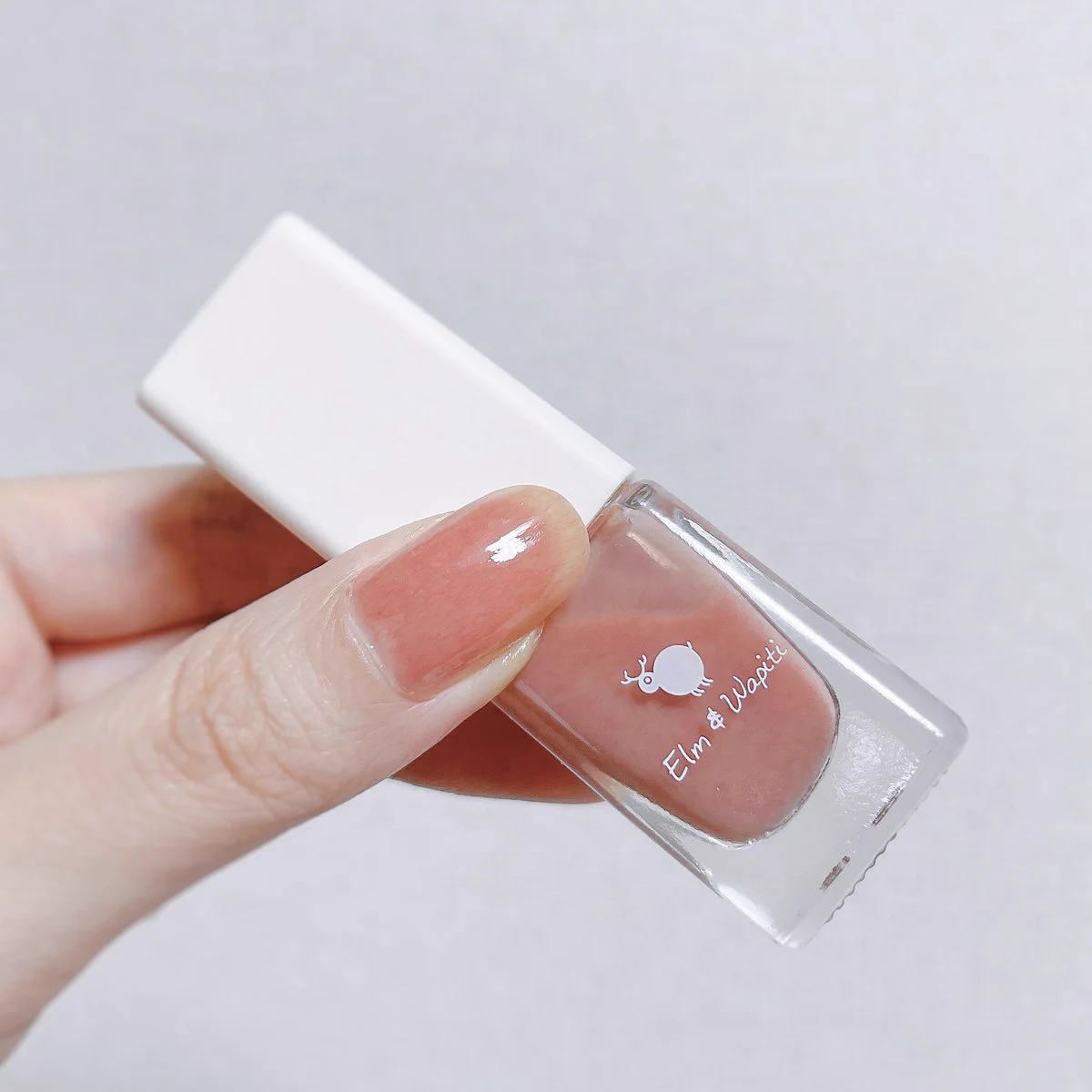 可愛く上品な爪に。Elm&wapitiの白桃ミルクが素敵な色！