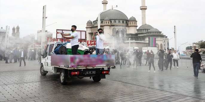 ozngndgdu's tweet photo. 8 yıl önce Taksim’de Gezi direnişçilerine tazyikli su ve biber gazı sıkılmıştı. 
Bugün aynı Taksim’de Cami açılışına gelenlere gülsuyu sıkılıyor. 
İktidar tam bir rövanş gösterisi yapıyor. 8 yılda iktidarın yarattığı enkaz ise tüm halkın sırtında. https://t.co/WmSJccYhc9