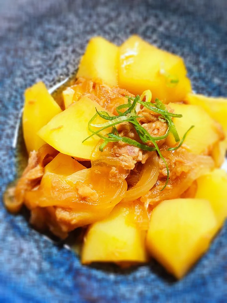 カンタン酢がセールだったので作ってみた。あっさりさっぱりだけど味付けがツナの旨味と合う。おいしい。レンチンなのでほんとに簡単。  