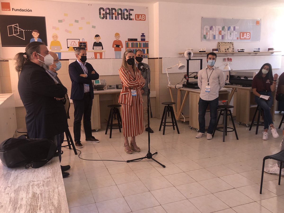 salesianosLC's tweet photo. #Colegio Inauguración del #GarageLabs https://t.co/2aKaL3caW8