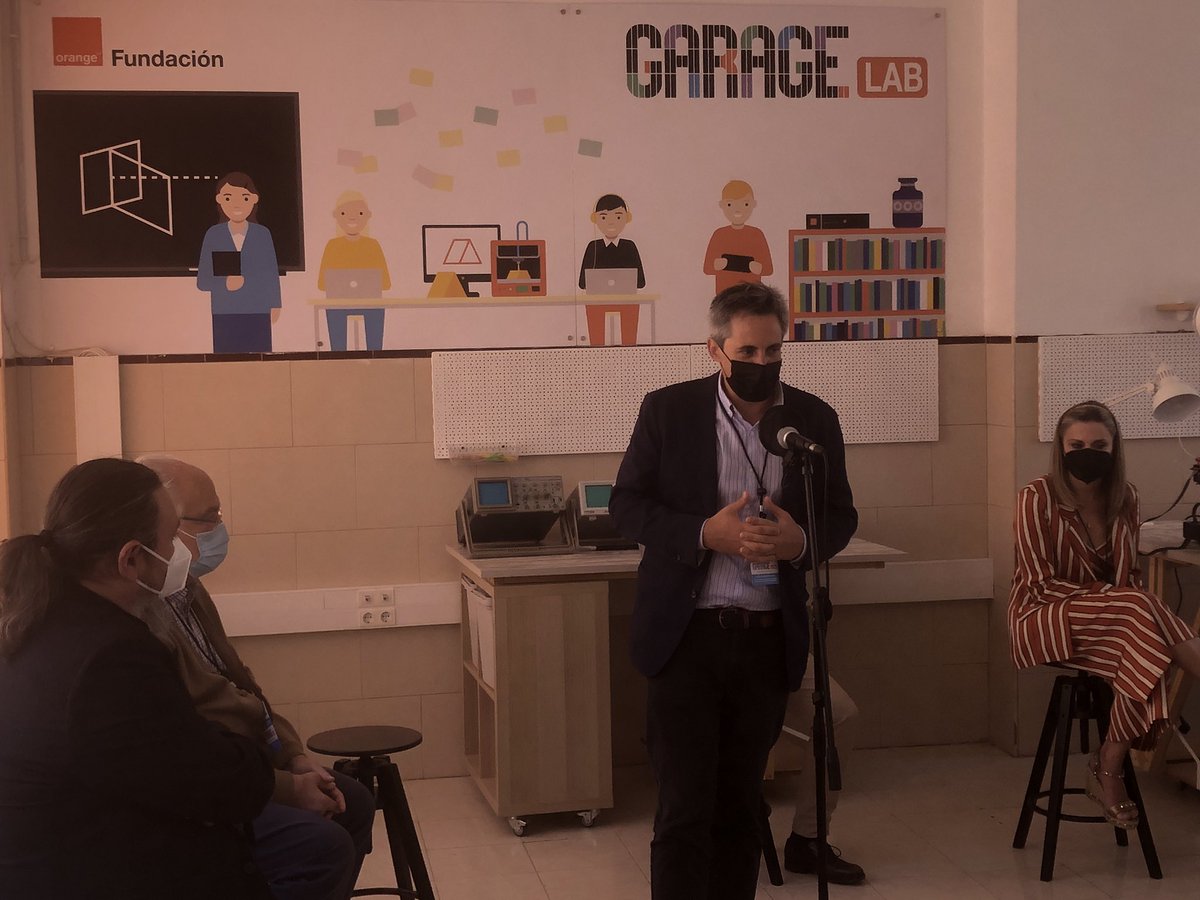 salesianosLC's tweet photo. #Colegio Inauguración del #GarageLabs https://t.co/2aKaL3caW8