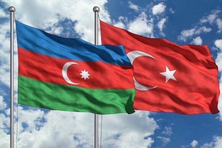 Bugün Dost ve Kardeş Azerbaycan Cumhuriyet'inin kuruluş yıl dönümü. #Azerbaijan'nın kuruluş yıldönümünü tüm kalbimle kutluyorum. 
#ikidevlettekmillet 
#28Mayıs  #azerbaycan103yaşında