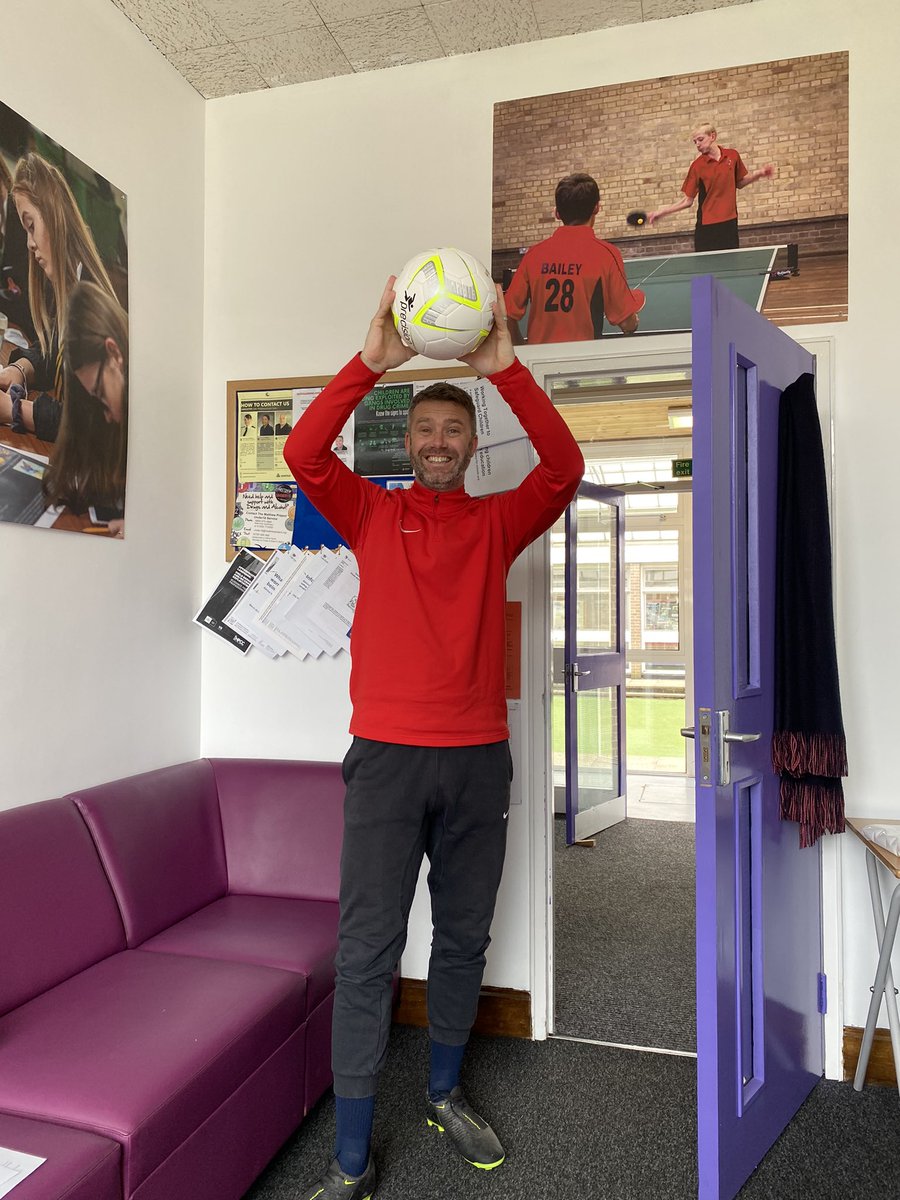 SancroftAcademy's tweet image. Mr Connelly is ready go… #OutofRetirement #Y11football #GoalieRequired