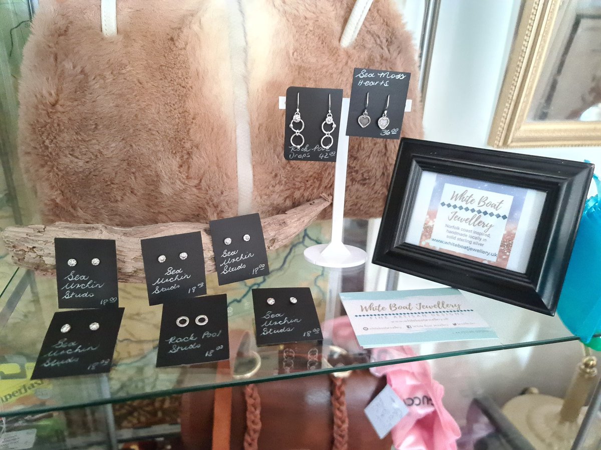 JewellerJen's tweet photo. If you're looking for all things vintage and perhaps some of my jewellery, why not stop by @harbordsemporium at the Old Town Hall in Cromer. It's a great place!
.
.
.
#vintage #silverjewellery #silver #supportlocalartists #smallbusiness #jewellery #art #beach #Norfolk #SeaSide https://t.co/cRTYF21S4c
