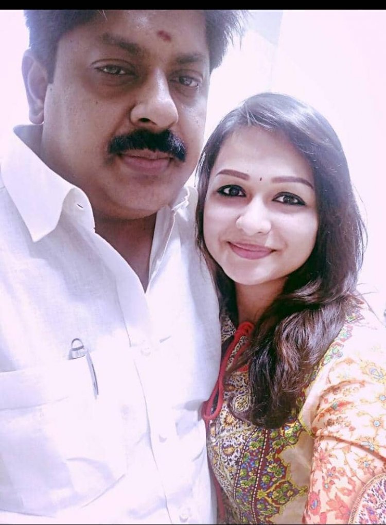 மணிகண்டன்-சாந்தினி விவாகரம் உளவுத்துறை மூலம் 3ஆண்டுகளுக்கு முன்பே எடப்பாடிக்கு தெரியும்.

அந்த நேரத்தில் தான் உடுமலை ராதா-மணிகண்டன் இடையே கேபிள் டிவி விவகாரம் உருவானது,அப்போது சாந்தினி விவாகரத்தை வைத்து மணிகண்டன் பதவியை மிரட்டி பறித்து கூப்பில் உட்காரவைத்தார் "பருப்பு-பழனிச்சாமி"
