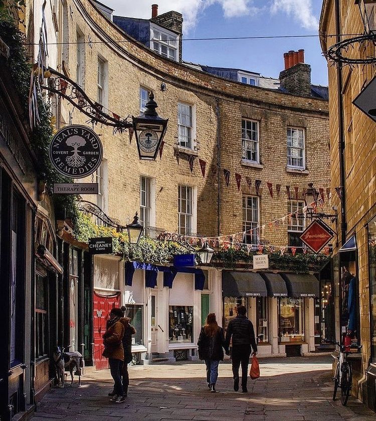 quarter_rose's tweet photo. Cambridge, we hope you have a great Bank Holiday - it’s going to be a warm one! 😍 

Don’t forget to pick up your FREE rose flavoured sorbet from Rose Crescent tomorrow too (it will pair perfectly with the sun!)🌞  

📷: pretty_little_cambridge

#cambridge #rosecrescent #cambs https://t.co/okQ4gUqNlK