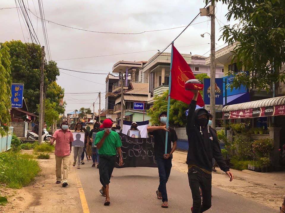 myat_moon's tweet photo. A combined evening strike led by engineers and students was held this evening in Dawei. Protests from various parts of Dawei are doing various forms of strikes everyday. #WhatsHappeningInMyanmar #May28Coup #MilkTeaAlliance https://t.co/cuGVXOjeoQ