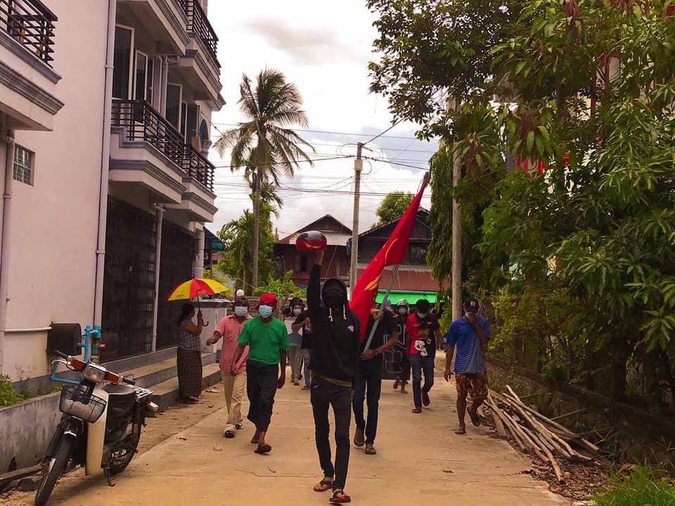 myat_moon's tweet photo. A combined evening strike led by engineers and students was held this evening in Dawei. Protests from various parts of Dawei are doing various forms of strikes everyday. #WhatsHappeningInMyanmar #May28Coup #MilkTeaAlliance https://t.co/cuGVXOjeoQ