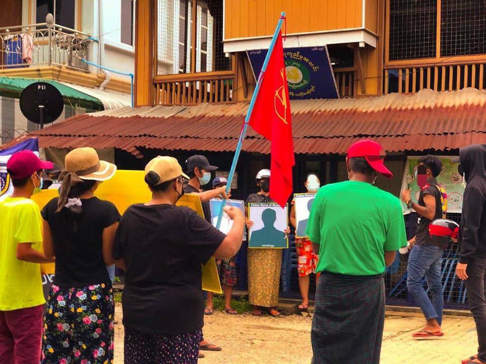 myat_moon's tweet photo. A combined evening strike led by engineers and students was held this evening in Dawei. Protests from various parts of Dawei are doing various forms of strikes everyday. #WhatsHappeningInMyanmar #May28Coup #MilkTeaAlliance https://t.co/cuGVXOjeoQ