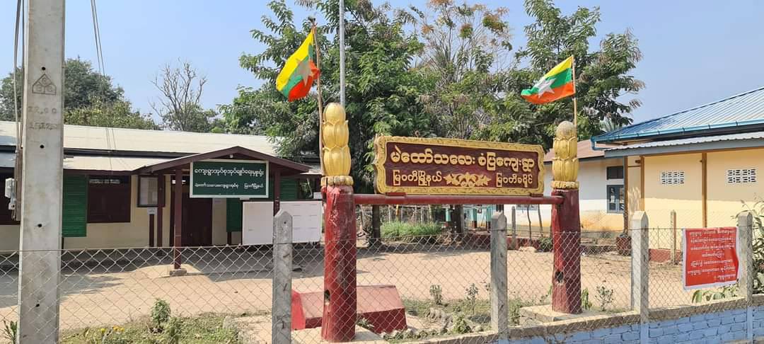 myat_moon's tweet photo. A passenger and a motorcyclist were shot and injured by Junta terrorists on the Myawaddy-MaeHtaw Thale Road in Kayin State. Both are now known to be treated in a military hospital. #May28Coup  #WhatsHappeningInMyanmar https://t.co/bpbP4zFzOv