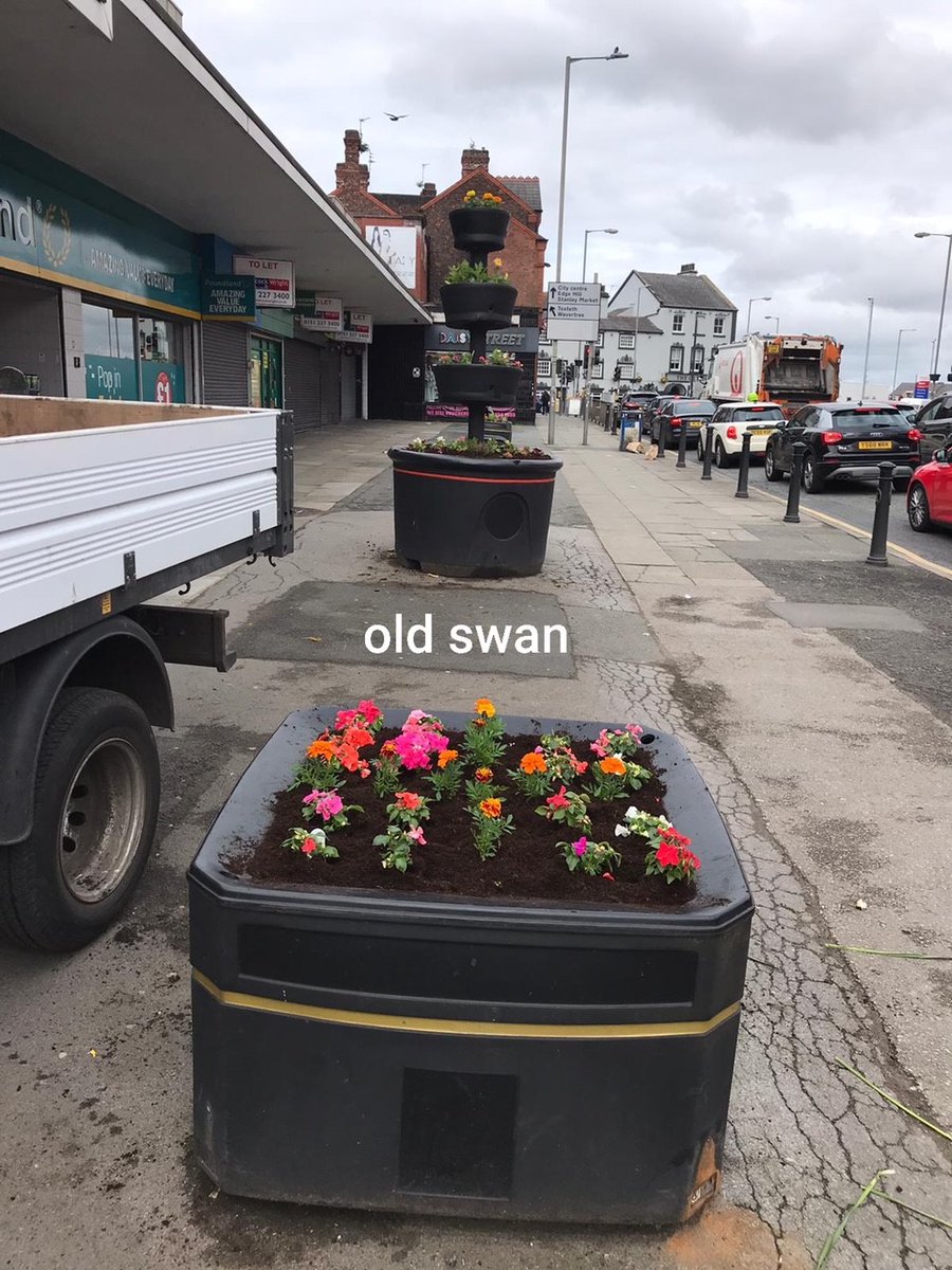 More #planters and #flowers done for communities over the past few days by Grounds teams, to brighten up the city for summer 🦋🌻🌸☀️

How cool is the L7 shaped one?!

#GroundsMaintenance #Flowers #Plants #CommunityPride #Liverpool #LoveOurCity