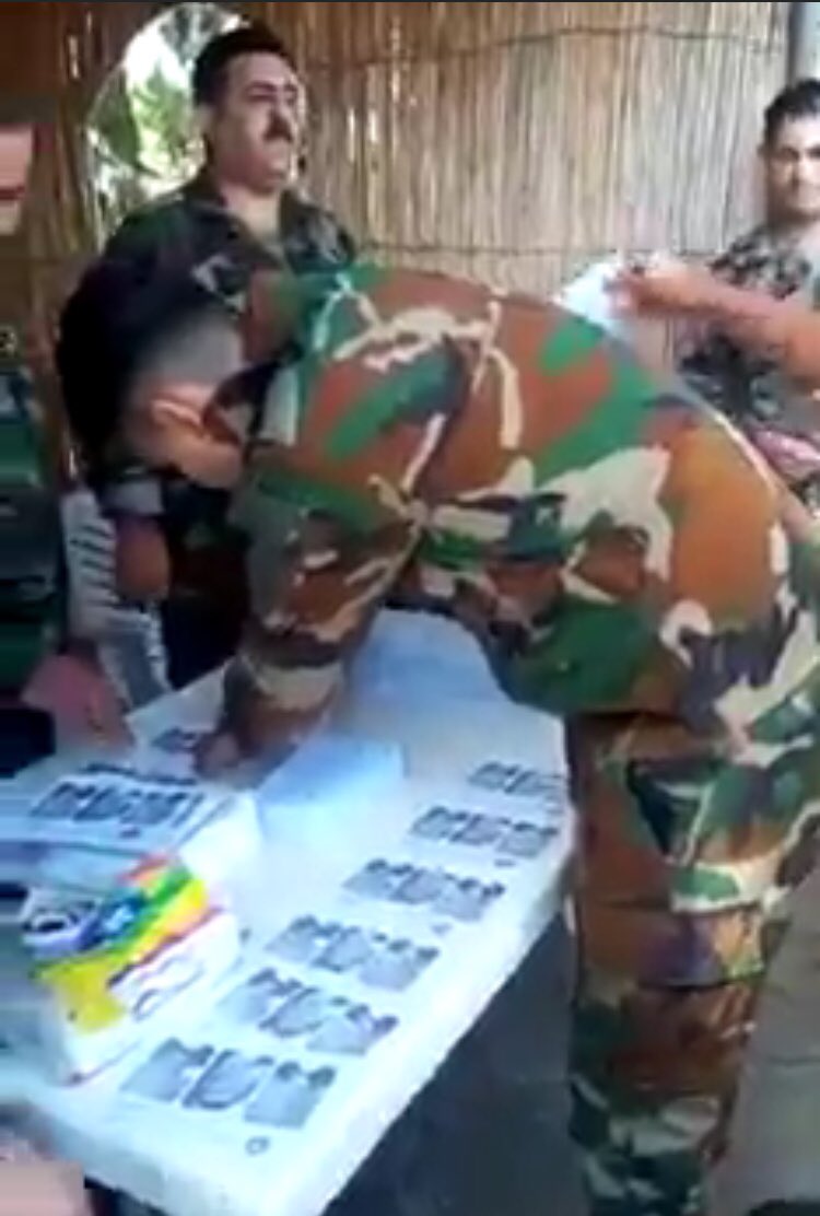 حكمة خفية، لم ينتبه لها معظمنا من عدم فرز الصناديق في #سوريا. فلو فرزوها بعد ما شاهدناه من الحشو العفوي لها بالأوراق، لربما كانت النتيجة ١٩٥٪ على الأقل،  وكان هذا سيجبرهم على تزويرها (حاشاهم طبعاً🙃) لجعلها تحت المئة بالمئة.. يتبع