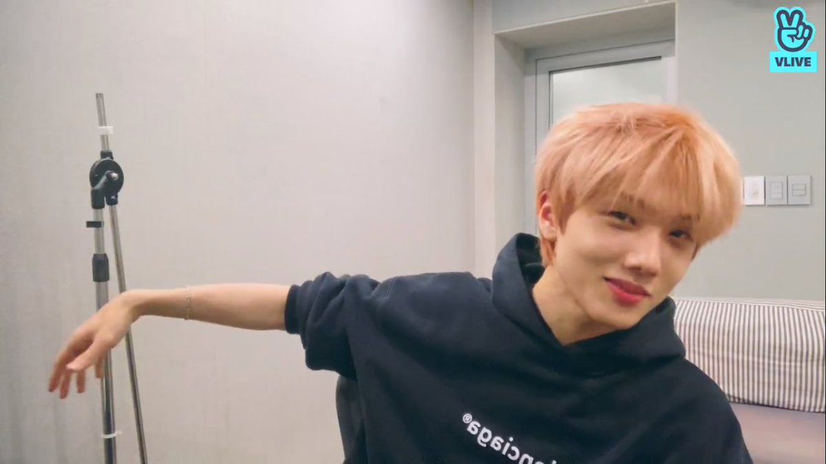 ฟคบอกมีคนอยู่หลังนายอ่ะละดูจีซอง5555555555555 น้องบอกอ่อ เพื่อนผมเองครับโอบโชว์ 555555555555555555555555555555555555555555555