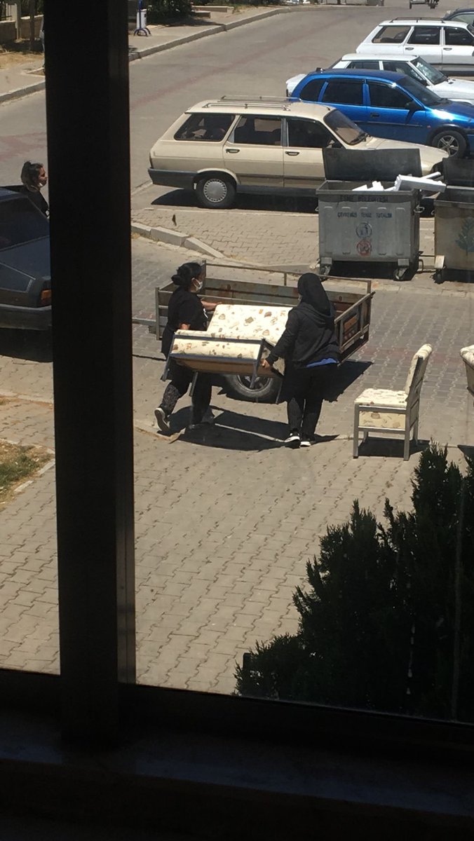 cokkagliyormuss's tweet photo. Arkadaslarımla tatil planı yapıyoruz 
Arabamız bu           Şezlonglar da gidio https://t.co/SM30GMdfoX