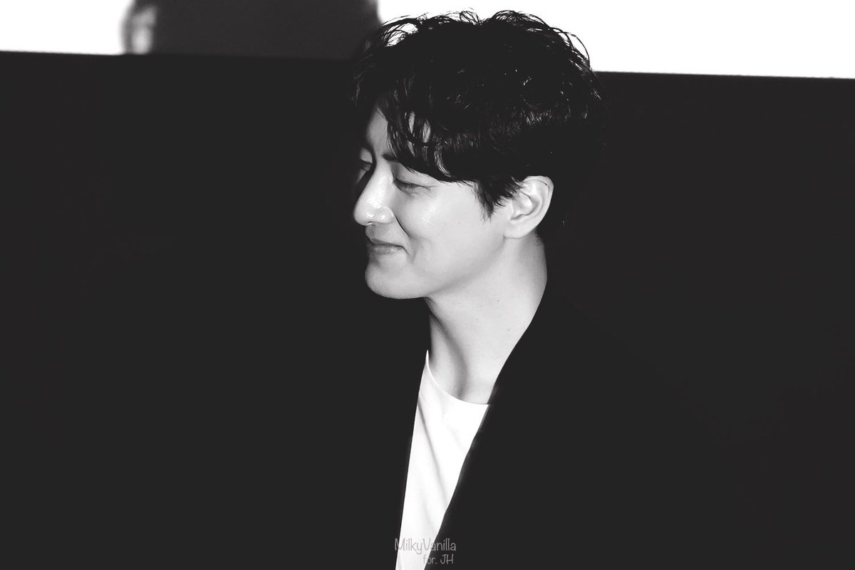 kim__jamong's tweet photo. 악세사리 잘 안하는 주녁이 찬 팔찌 가지고 팬이 준 선물인가 어디꺼지 하면서 시끌시끌했던 기억 (골드희 라디오때 팬이 악세사리 선물 줬음) 팬이 줬던 브랜드는 아니었던걸로 결론 😝 https://t.co/DJQ9CxU7ke