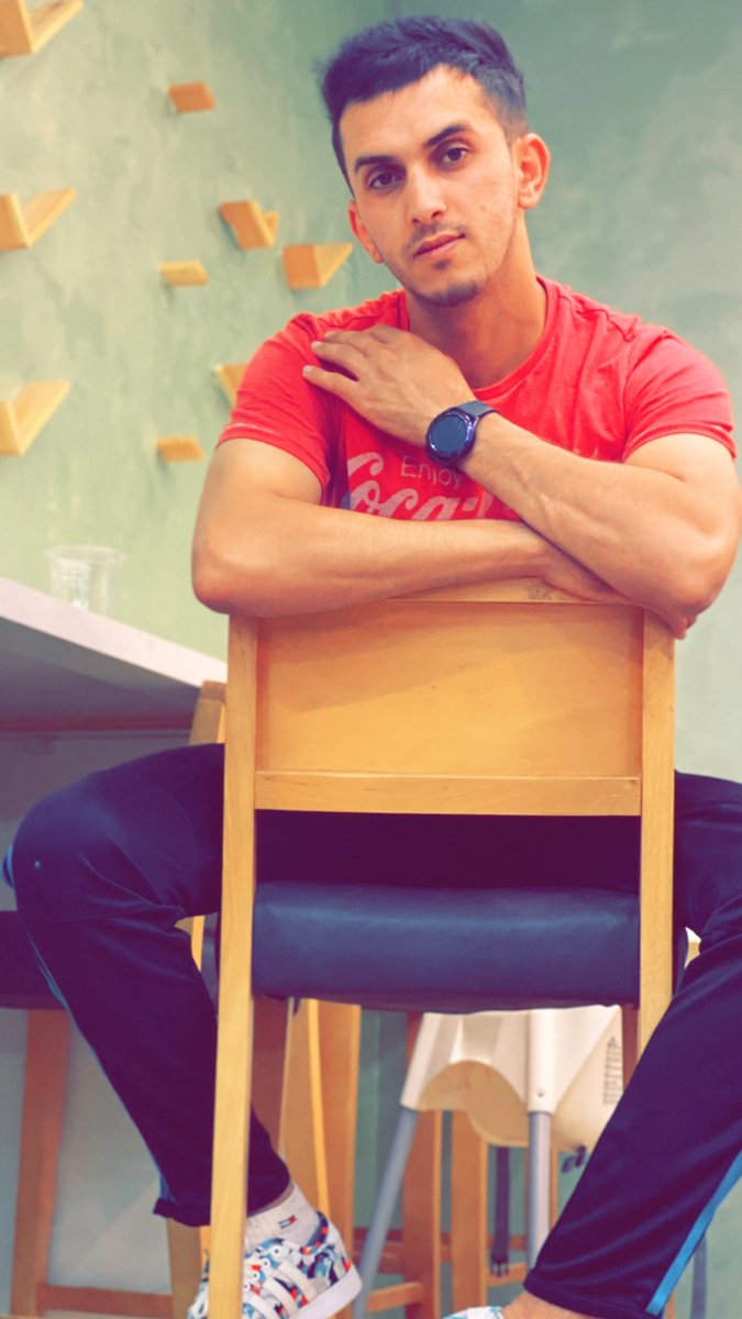 ozexkh's tweet photo. حد يقنعني انو ٣٠ الشهر علي امتحانين ولازم ادرس💔 https://t.co/9bGMonbGBn