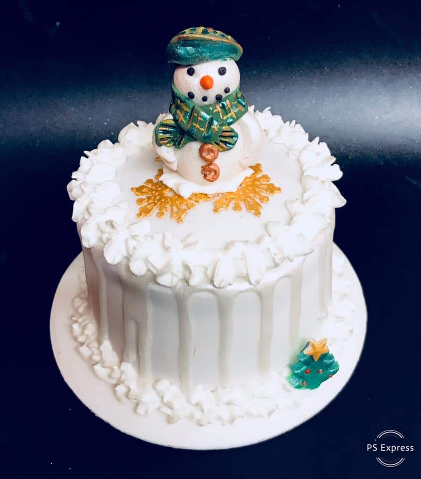Dottyaboutcake1's tweet photo. ORDER EARLY to avoid disappointment!  Or so one of our regular lovely customers believes, as she's just placed an order for a #Christmascake for #Christmas2021.  https://t.co/3zHFWIbvWk  #cakeartistry https://t.co/Nds9yF4GtN