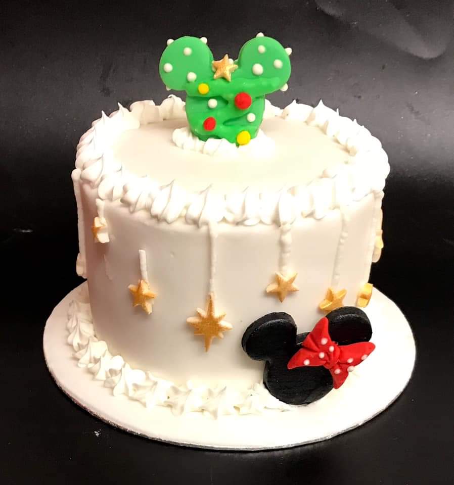 Dottyaboutcake1's tweet photo. ORDER EARLY to avoid disappointment!  Or so one of our regular lovely customers believes, as she's just placed an order for a #Christmascake for #Christmas2021.  https://t.co/3zHFWIbvWk  #cakeartistry https://t.co/Nds9yF4GtN