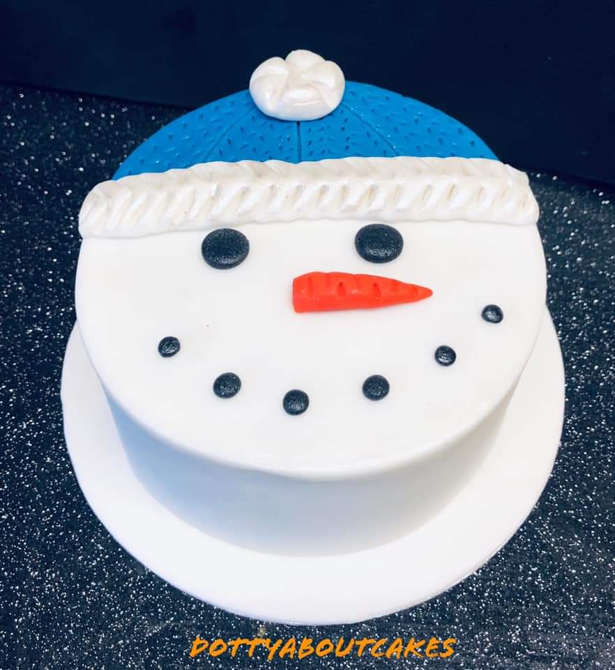 Dottyaboutcake1's tweet photo. ORDER EARLY to avoid disappointment!  Or so one of our regular lovely customers believes, as she's just placed an order for a #Christmascake for #Christmas2021.  https://t.co/3zHFWIbvWk  #cakeartistry https://t.co/Nds9yF4GtN