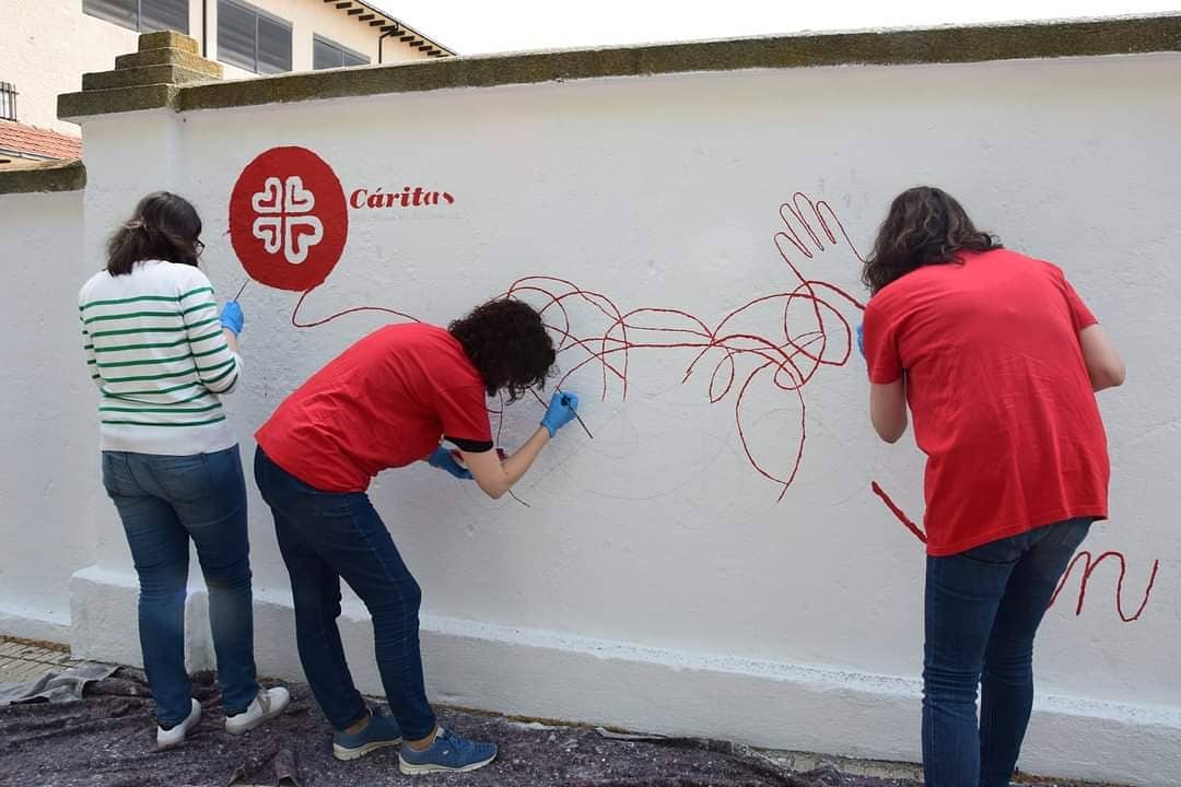Caritasalamanca's tweet photo. Estamos preparando todo para la semana #Caridad2021 Hoy compañeros del área de animación comunitaria se han puesto manos a la obra para realizar esta pintada en el centro socio-comunitario de Chamberí - Tejares. ¿Os gusta el resultado final? #TiendeTuManoYEnrédate #GenteConÁngel https://t.co/ogvM0Hl1IQ