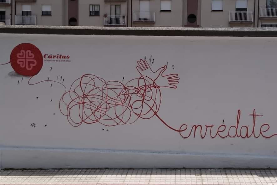 Caritasalamanca's tweet photo. Estamos preparando todo para la semana #Caridad2021 Hoy compañeros del área de animación comunitaria se han puesto manos a la obra para realizar esta pintada en el centro socio-comunitario de Chamberí - Tejares. ¿Os gusta el resultado final? #TiendeTuManoYEnrédate #GenteConÁngel https://t.co/ogvM0Hl1IQ