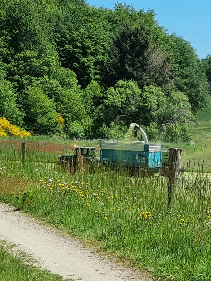 1.🚜Journée ensilage d'herbe pour le GAEC du Pré du Cros avec mon associé &amp; ma nouvelle apprentie. Parce que l'agriculture &amp; mon exploitation ne seront jamais un alibi mais le moteur &amp; l'essence de mon engagement même s'il n'est pas évident de concilier cela avec mon mandat.