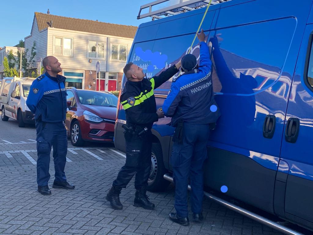 Gisterenavond hebben wij samen met collegas @HandhavingZ_010 in Bloemhof gehandhaafd op voertuigen langer dan 6m en hoger dan 2.4m die in de wijk geparkeerd stonden (wijk Feijenoord is binnen de APV aangewezen verboden gebied). Daarbij zijn 16 bekeuringen uitgeschreven.