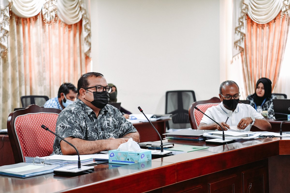mvpeoplesmajlis's tweet photo. ރައްޔިތުންގެ މަޖިލީހުގެ ރައީސް، ރައީސް މުޙައްމަދު ނަޝީދަށް ދެމުން ގެންދާ ސަލާމަތާއި ރައްކާތެރިކަން ބްރީޗްވިގޮތުގެ އިންކުއަރީއާ ގުޅޭގޮތުން ރައްޔިތުންގެ މަޖިލީހުގެ ސަލާމަތީ ޚިދުމަތްތަކާބެހޭ ކޮމިޓީން މަޝްވަރާކުރުން https://t.co/3vubUqvljf