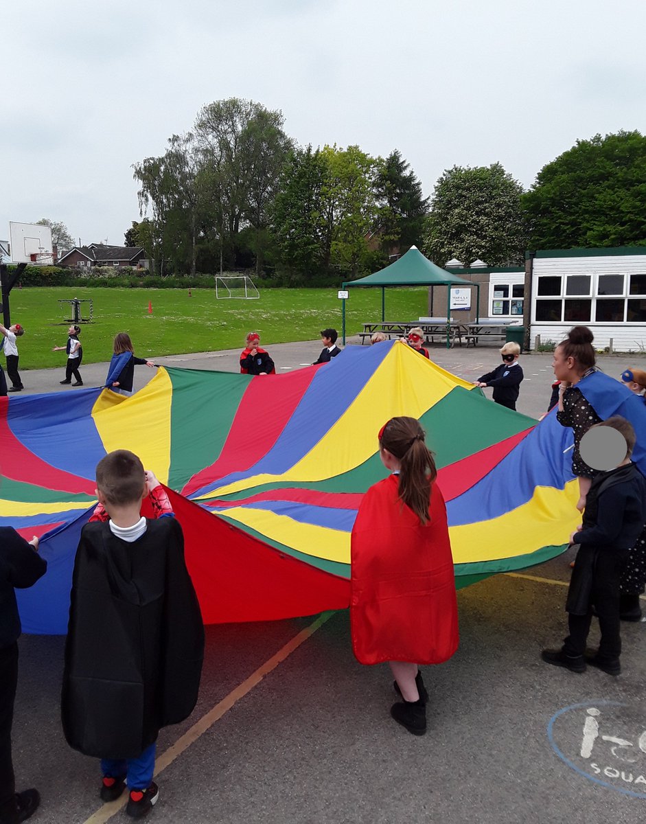 carletonparksch's tweet photo. Parachutes are so much fun!! Children enjoyed exercising, playing games, and building teamwork skills during lunchtime play. #flyingalong #fun https://t.co/5Cnrnz6Ksx