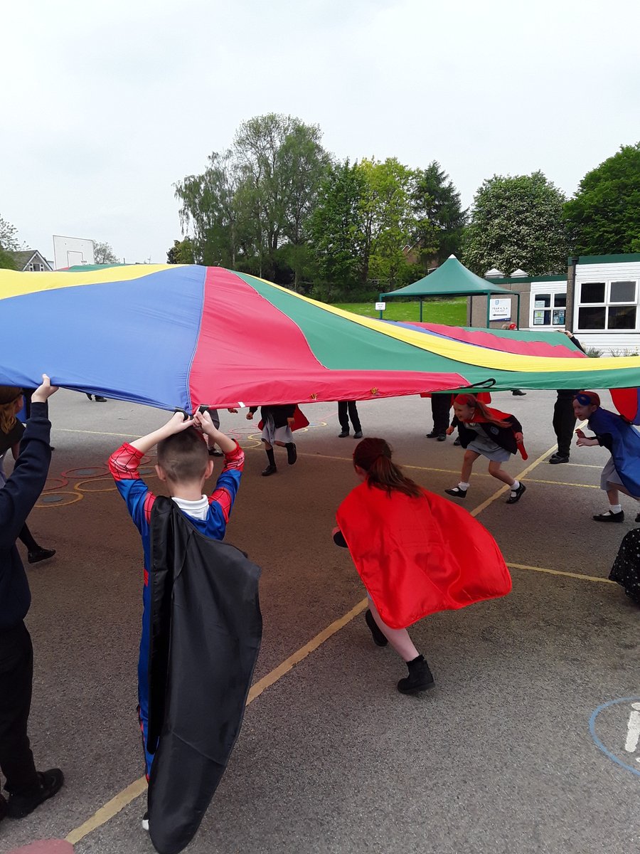 carletonparksch's tweet photo. Parachutes are so much fun!! Children enjoyed exercising, playing games, and building teamwork skills during lunchtime play. #flyingalong #fun https://t.co/5Cnrnz6Ksx
