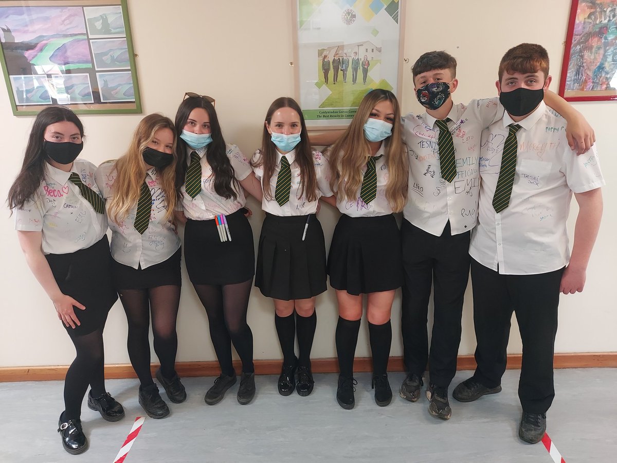 CreuCerddDrama's tweet photo. Llongyfarchiadau enfawr i'r criw talentog yma ar orffen y cwrs TGAU Drama. Mae wedi bod yn bleser llwyr eich dysgu - rydych wedi cyflawni gymaint mewn amser mor heriol! Rwy'n falch iawn ohonoch i gyd - pob lwc! 🍀🎭 @ysgolycreuddyn https://t.co/7qfw15lokG