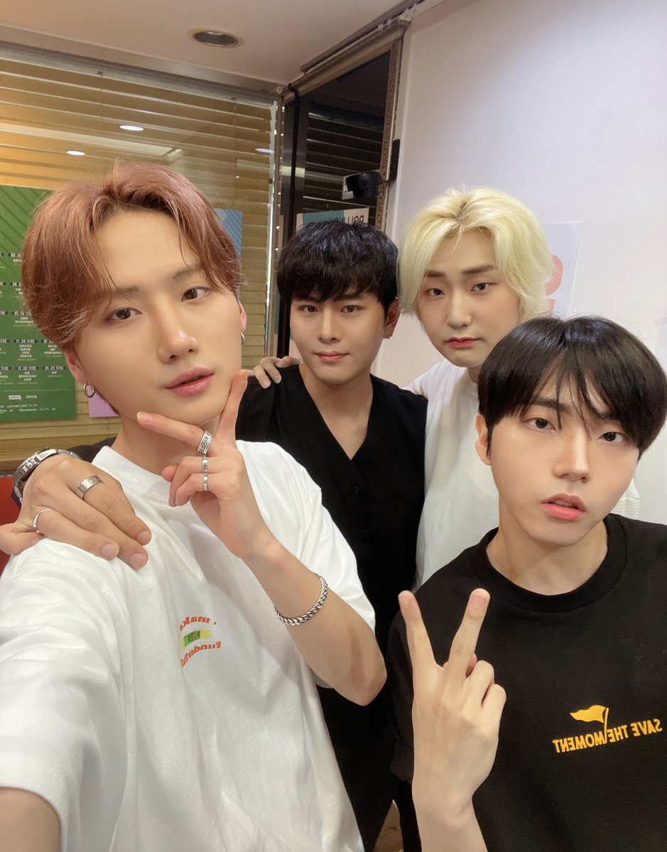 dcoy_official's tweet photo. [📷] D.COY
⠀
✨디코이 합체! 쨔잔✨✨✨
우리 디유들 즐겁고 행복한 하루 보냈나요?
디유! 디코이가 정말 정말 많이 좋아해요💖
⠀
#DCOY #디코이 #VLIVE #디유데이 https://t.co/lGBtnm8NvK