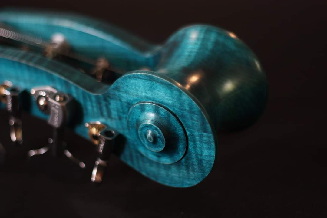 きーおす On Twitter ルトーノーの新作8弦 副弦 ベース 最近個人的にハマっているフランス パリ郊外を拠点している小さな工房 ヘッドがまた素晴らしい形状 ピックアップはgrowl製の副弦用カスタムpu ここはギターも良い作品を生み出している Https T Co J8r8gwcmv7