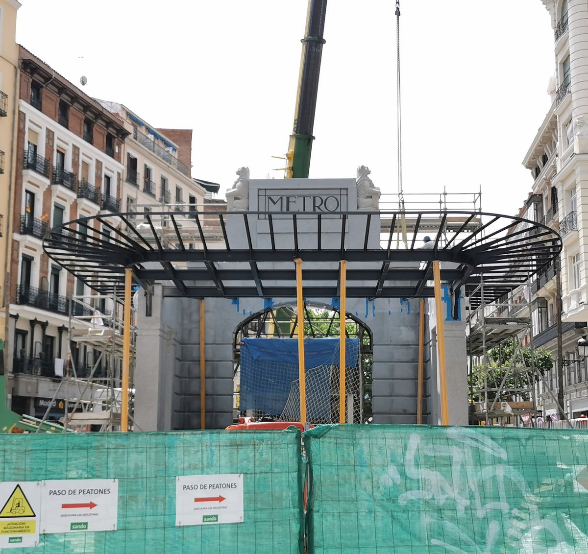 RamonLopez_G's tweet photo. Los leones ya se encuentran instalados en el templete de Gran Vía y el cartel de Metro 😍
@Unsereno @latinapaterson https://t.co/yeJFvJswbi